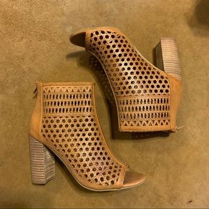 Report Wendie Block Heels
